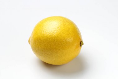 Beyaz arka planda taze limon, parlak doğal renk.