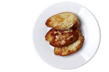 Beyaz bir arka plan, metin için yer, yüksek kontrast karşı yumurta ile kızarmış buğday ekmeği parçaları.