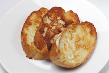 Beyaz bir arka plan üzerinde yumurta ile buğday ekmeği kızarmış parçalar