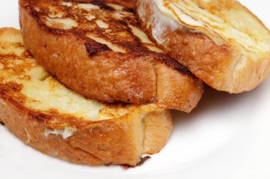 Beyaz bir arka plan, kurpny planı, yüksek kontrast karşı bir yumurta ile buğday ekmeği kızarmış dilimleri.