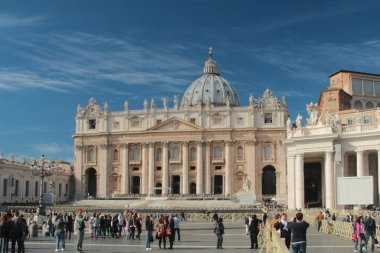 Vatikan-22/10/2015 Açıklayıcı yazı işleri. Vatikan'da katedralin ana cephesi, geniş çerçeve, bri