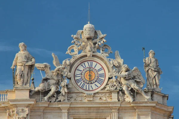 O relógio na fachada da catedral principal do Vaticano, su — Fotografia de Stock