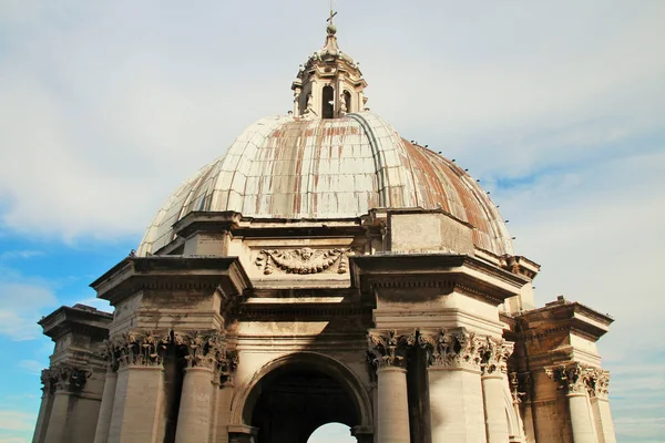 One of the domed towers on the main cathedral of the Vatican, br — Stock Photo, Image