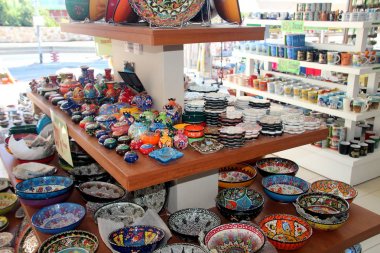 Hersonisou, Girit, Yunanistan, 10/13/2015 Açıklayıcı Editörlük Seramik, ahşap, metal, parlak renklerin dekoratif tabakları, hediyelik eşya dükkanının rafı.