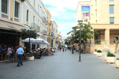 Heraklion, Girit, Yunanistan-10/20/2015 Resimli Editoryal Kafeler, restoranlar, hediyelik eşya dükkanları ile şehrin popüler turistik yaya sokak.
