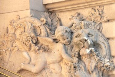 İnanılmaz antik heykeller. Paris'te Louvre tarihi binasında aynı kuleüzerinde çatı parçası