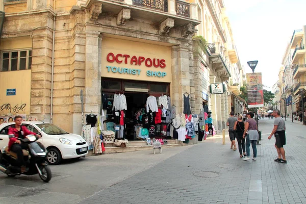 헤라클리온 크레타 그리스 2015 일러스트 레스토랑 기념품 상점과 도시의 보행자 — 스톡 사진