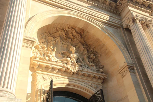 Дивовижні Старовинні Скульптури Фрагмент Даху Одній Вежі Історичній Будівлі Лувру — стокове фото