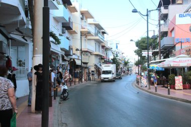 Hersonisou, Girit, Yunanistan, 10/13/2015 Açıklayıcı Yazı, şehrin ana caddesi, doğudan batıya bakış, güneşli sabah, parlak renkler, yüksek kontrast.