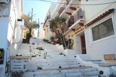 Agios Nikolaos, Girit, Yunanistan, 10/14/2015 Açıklayıcı Editoryal Beyaz taş merdiven ile güney kenti için karakteristik bir sokak. Parlak sabah renkleri, yüksek kontrast.