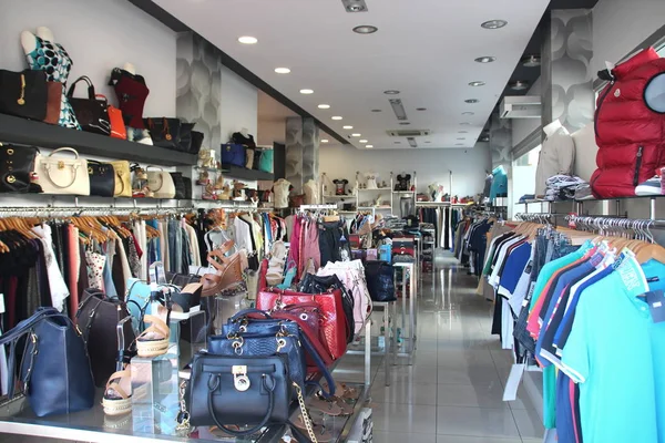 Hersonisou, Girit, Yunanistan, 10/13/2015 Açıklayıcı Editoryal Her zevke ve renge göre tatilciler için küçük bir giysi ve çanta mağazası.