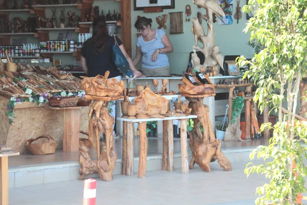 Agios Nikolaos 克里特岛 2015 插图编辑展示街店与木制品的家庭和厨房 明亮的希腊色彩 高对比度 有趣的木制品 — 图库照片