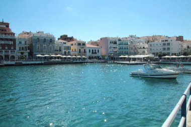 Agios Nikolaos, Girit, Yunanistan, 10/14/2015 Açıklayıcı Editoryal Şehir merkezinde küçük bir koy, koy kafe ve restoranları etrafında.