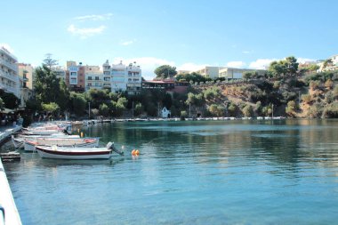 Agios Nikolaos, Girit, Yunanistan, 10/14/2015 Açıklayıcı Editoryal Şehir merkezinde küçük bir koy, koy kafe ve restoranları etrafında.