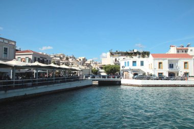 Agios Nikolaos, Girit, Yunanistan, 10/14/2015 Açıklayıcı Editoryal Şehir merkezinde küçük bir koy, koy kafe ve restoranları etrafında.