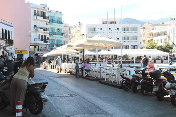 Άγιος Νικόλαος Κρήτη Ελλάδα 2015 Επεξηγηματικός Δημοτικός Δρόμος Εστιατόρια Και — Φωτογραφία Αρχείου