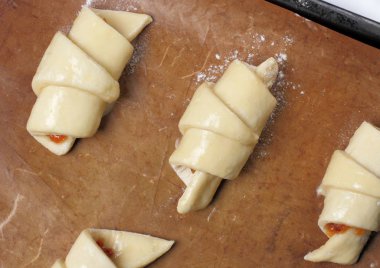 Kızartma için bir fırın tepsisine ev yapımı kruvasan için hazırlıklar.