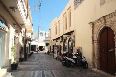 Rethymno, Girit, Yunanistan, 10/15/2015 Tarihi koy yakınındaki şehrin eski bölümünde Illustrative Editorial Street. Eski evler.
