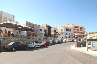 Rethimno, Girit, Yunanistan, 10/15/2015 Eski şehir körfeziyakınında kafe ve restoranların yer aldığı Açıklayıcı Editoryal Modern sokak