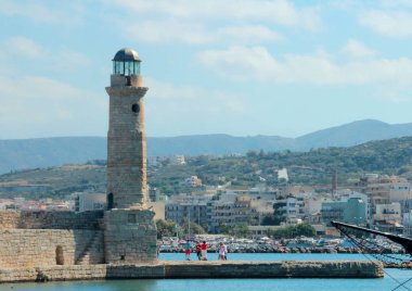 Rethymno, Girit, Yunanistan, 10/15/2015 Açıklayıcı Editoryal Şehir koyu tarihi taş deniz feneri, şehrin eski bölümü.
