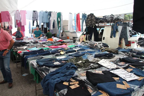 Ρέθυμνο Κρήτη Ελλάδα 2015 Επεξηγηματική Συντακτική Πώληση Νέων Ρούχων Στην — Φωτογραφία Αρχείου