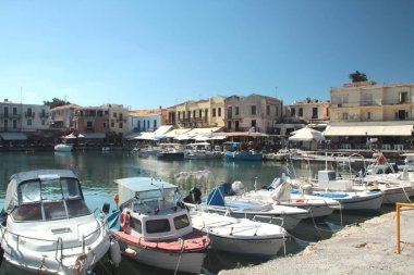 Rethymno, Girit, Yunanistan, 10/15/2015 Eski Şehir Körfezi'nde farklı tipte Açıklayıcı Editoryal Tekneler; eski sitelerin görünümü.