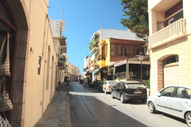Rethymno, Girit, Yunanistan, 10/15/2015 Illustrative Editorial Şehrin tarihi bölümünün eski dar sokak.