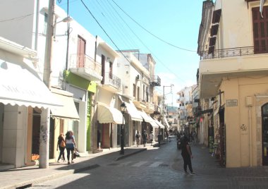 Rethymno, Girit, Yunanistan, 10/15/2015 Illustrative Editorial Şehrin tarihi bölümünün eski dar sokak.