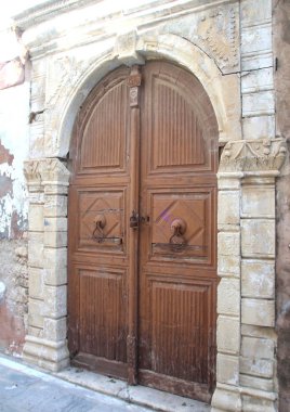 Şehrin tarihi bölümünde Eski Venedik çift kapı Rethymno, Girit, Yunanistan,