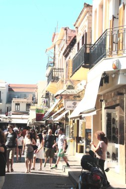 Rethymno, Girit, Yunanistan, 10/15/2015 Şehrin tarihi bölümünün eski dar sokaklarında Açıklayıcı Editörlük Turistler.