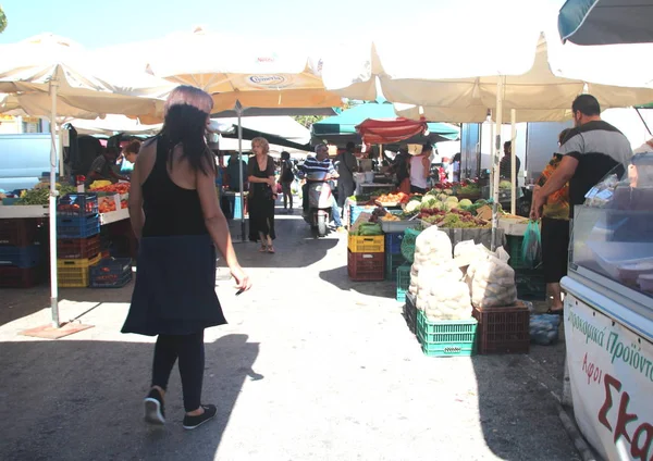 雷蒂姆诺 克里特岛 2015 插图编辑城市场 季节性水果和蔬菜的销售 买家和卖家 — 图库照片