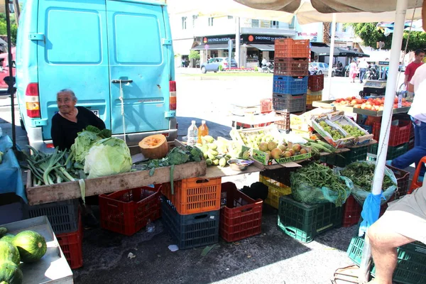 雷蒂姆诺 克里特岛 2015 插图编辑城市场 季节性水果和蔬菜的销售 买家和卖家 老太太退休卖家 — 图库照片