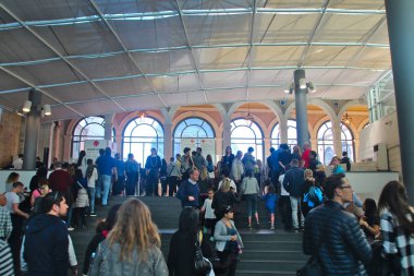 Vatikan, 24.10.2015 Müzelerde kasiyerler ve tabelalarla resimli yayın odası