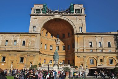 Vatikan, 24.10.2015 Açıklayıcı Editörbüyük müzeler avlusu, antik bina ve heykellerin manzarası, çam kozalağı