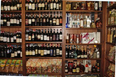 Roma, İtalya, 24.10.2015 Illustrative Editoryal Square Barberini'deki küçük bir dükkanda farklı İtalyan içecekleri, makarnaları, hediyelik eşyaları