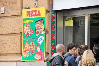 Roma, İtalya, 25.10.2015 Vatikan'a çok uzak olmayan popüler Türk kafesine Açıklayıcı Yazı Girişi, menü ve fiyatları içeren büyük bir poster.