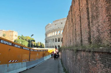 Roma, İtalya, 23/10/2015 Roma Forumu'ndan Kolezyum'a kadar antik duvar boyunca Açıklayıcı Editoryal Pasaj.