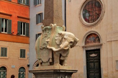 Roma, İtalya, 10/25/2015 Açıklayıcı Yazı Şehirde 13 antik Mısır dikilitaşlarından biri, bir fil heykeli, yazar Bernini, Minerva Meydanı