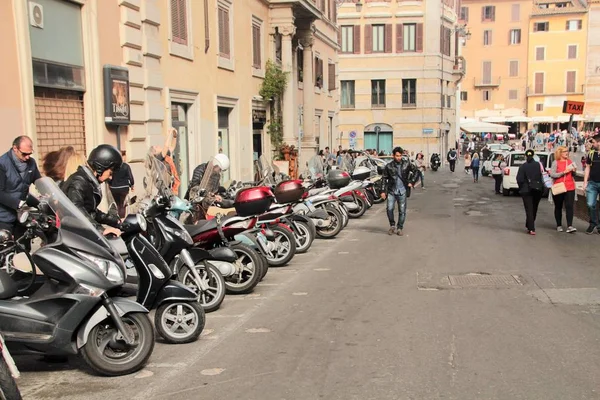 Рим Італія 2015 Ілюстративний Редакційна Вулиця Парковкою Скутерів Біля Стародавнього — стокове фото