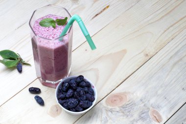 Küçük bir kapta hanımeli, hanımeli meyveleri ferahlatıcı rustik tarzı vitamin Kokteyl. Yakın çekim, metin alanı, doğal ahşap arka plan.