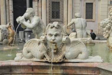 Roma, İtalya, 10/25/2015 Açıklayıcı Editoryal Navona Meydanı'nın güney tarafındaki çeşme kasesi çitindeki heykel (Piazza Navona), sokak fotoğrafçılığı, doğal renk.