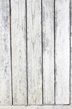 Parlak gün ışığında arka plan olarak eski boyalı ahşap yüzey.