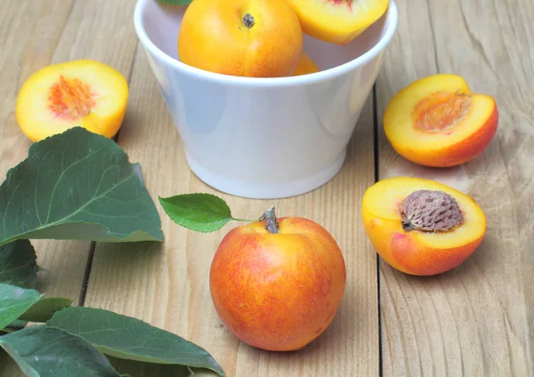 Nektarinen Oder Aprikosen Ein Einfaches Stillleben Aus Früchten Und Kräutern — Stockfoto