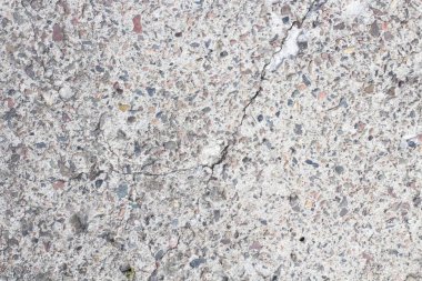 Arka plan olarak farklı boyutlarda açıkça görülebilen çakıl taşlarıyla boyanmamış beton yüzey