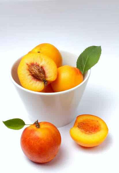 Nectarinas Con Hoja Verde Dos Mitades Fruta Sobre Fondo Blanco — Foto de Stock