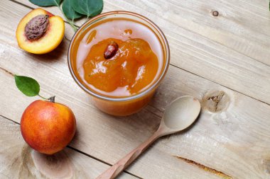 Nektarin ler veya kayısı ve meyve reçeli, doğal ahşap arka plan, parlak doğal renkler, yüksek kontrast.