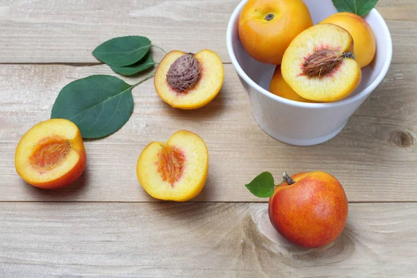 花蜜或杏 天然木制背景 明亮的自然色彩 高对比度 — 图库照片