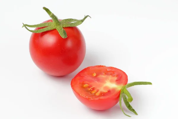 Frische Bio Tomate Mit Hälften Auf Weißem Hintergrund Helle Natürliche — Stockfoto