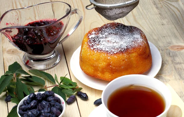 Köy peyniri güveç, taze hanımeli ve reçel, bir fincan çay, basit bir rustik kahvaltı.