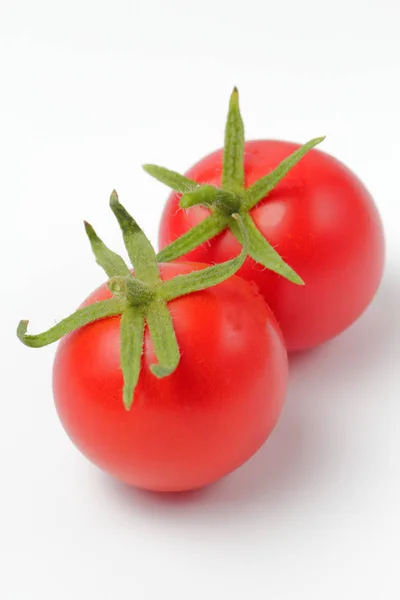 Helle Saftige Kirschtomate Auf Weißem Hintergrund Minimale Fotobearbeitung Natürliche Farben — Stockfoto